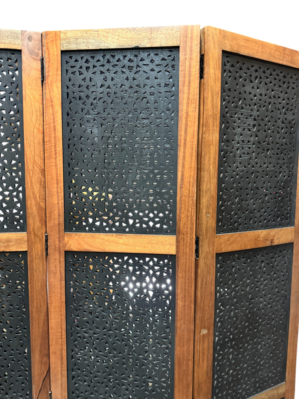 Carved partition screen