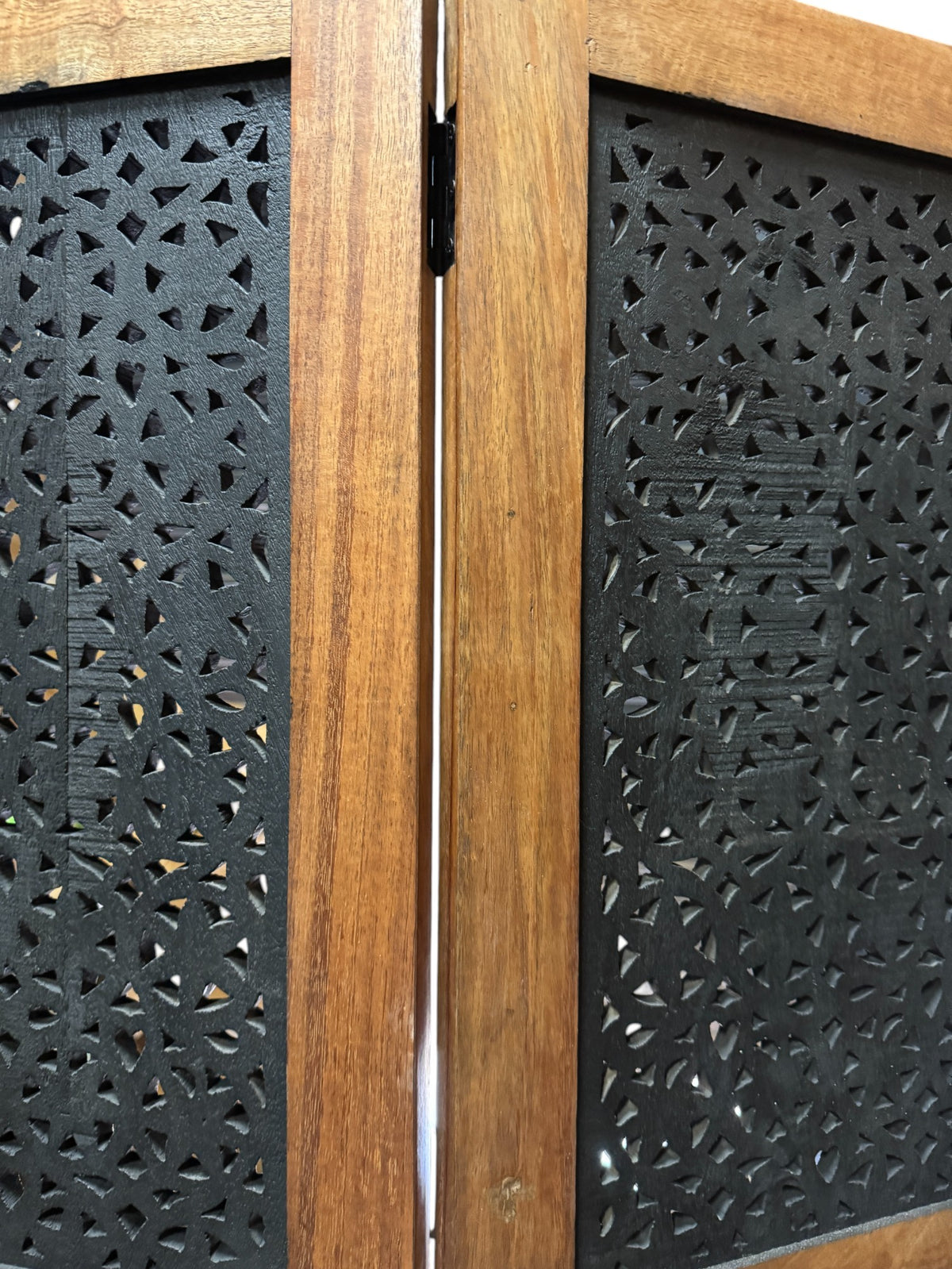 Carved partition screen